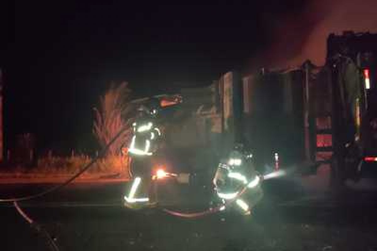 Bombeiros resgatam cinco corpos carbonizados após acidente com três caminhões