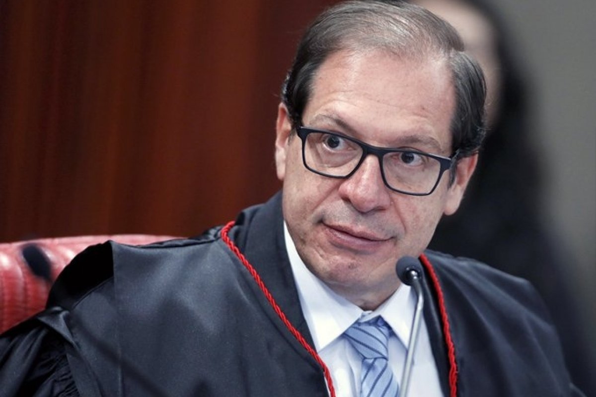 TSE retoma julgamento sobre cassação da chapa Bolsonaro-Mourão nesta quinta-feira (28)