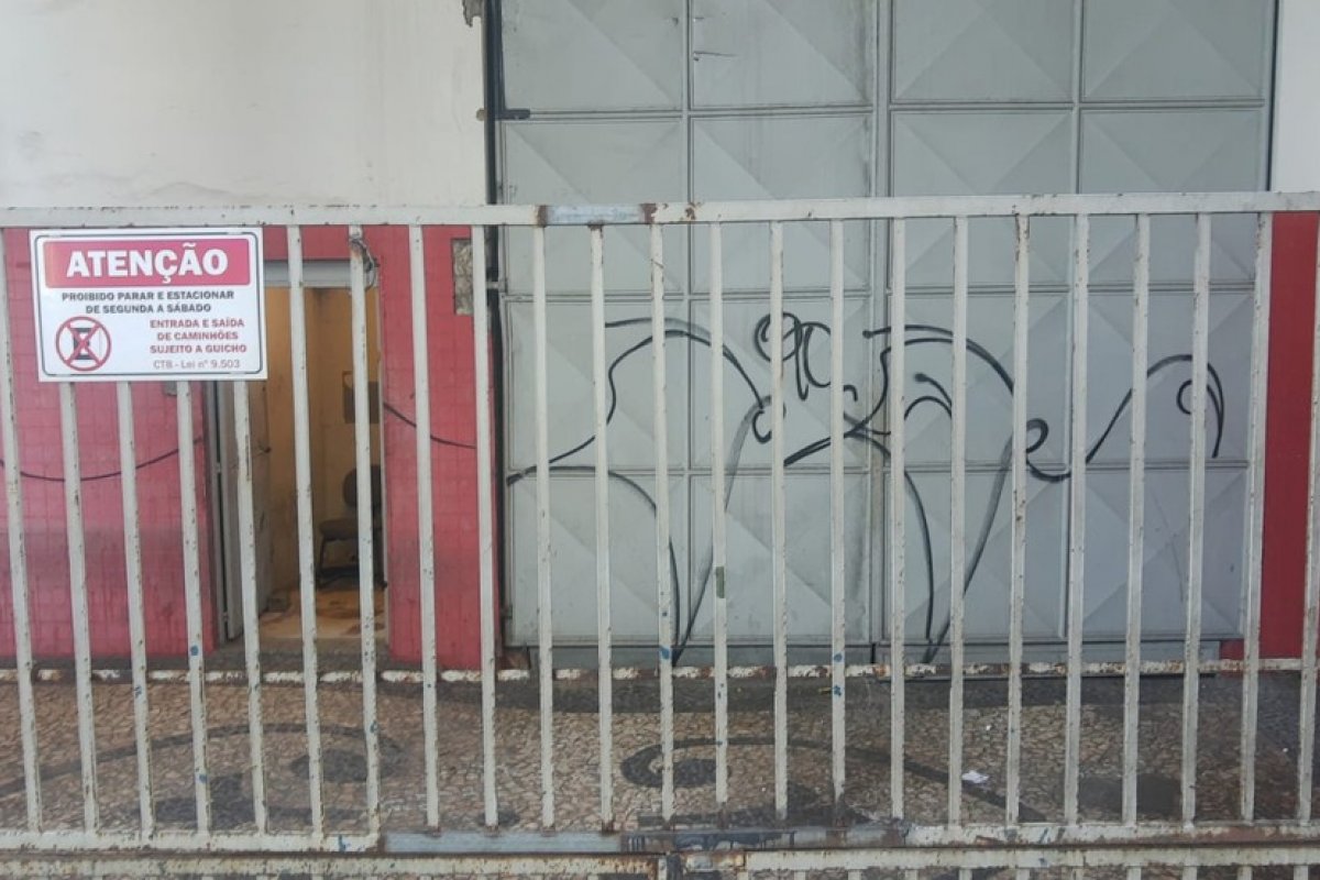 Homens arrombam loja de departamento no Centro de Salvador