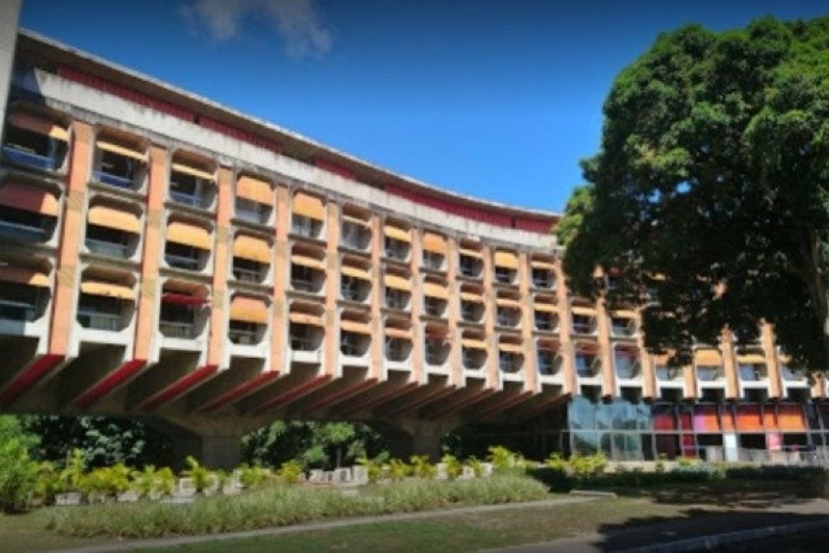 Sindicato dos profissionais de saúde da Bahia fazem protesto no Cab