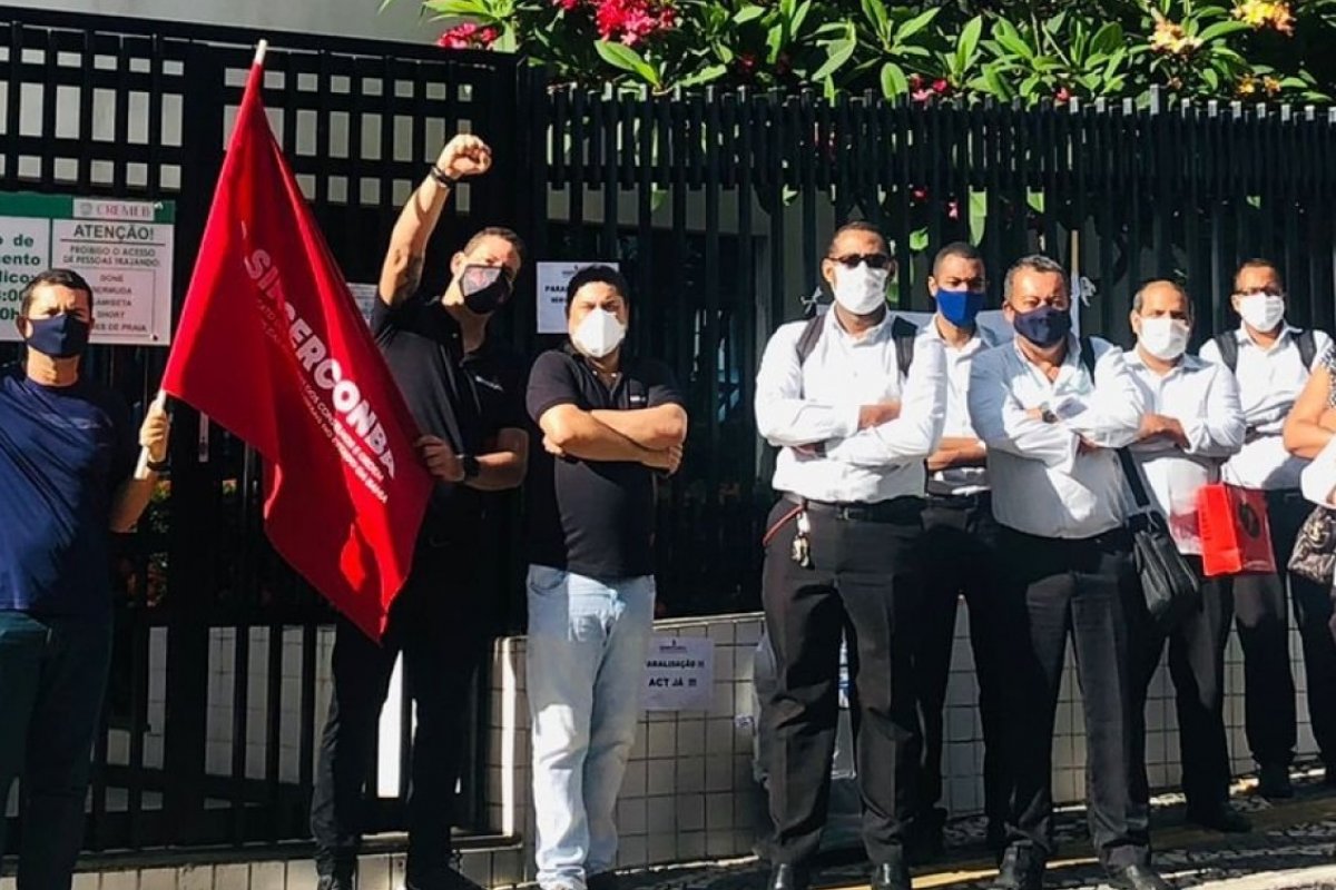 Servidores do Cremeb fazem protesto em frente ao órgão nesta quinta-feira (28)