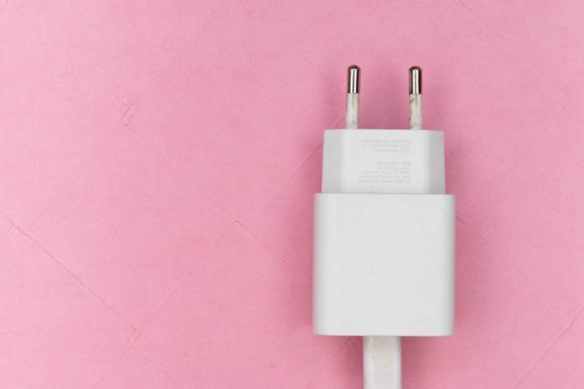 Apple e Samsung são notificadas novamente pelo Ministério da Justiça por venda de celular sem carregador