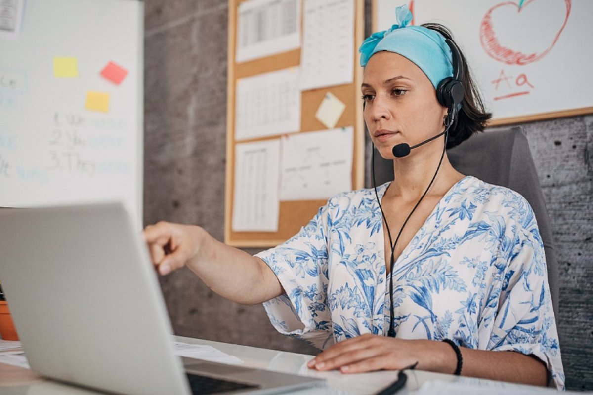 Especialistas alertam que o risco de perda auditiva intensificou por conta do uso de fones de ouvido na pandemia