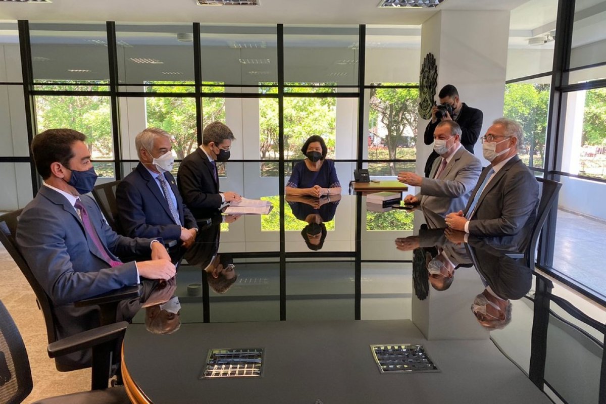 Senadores vão ao TCU para entregar relatório da CPI da Covid-19