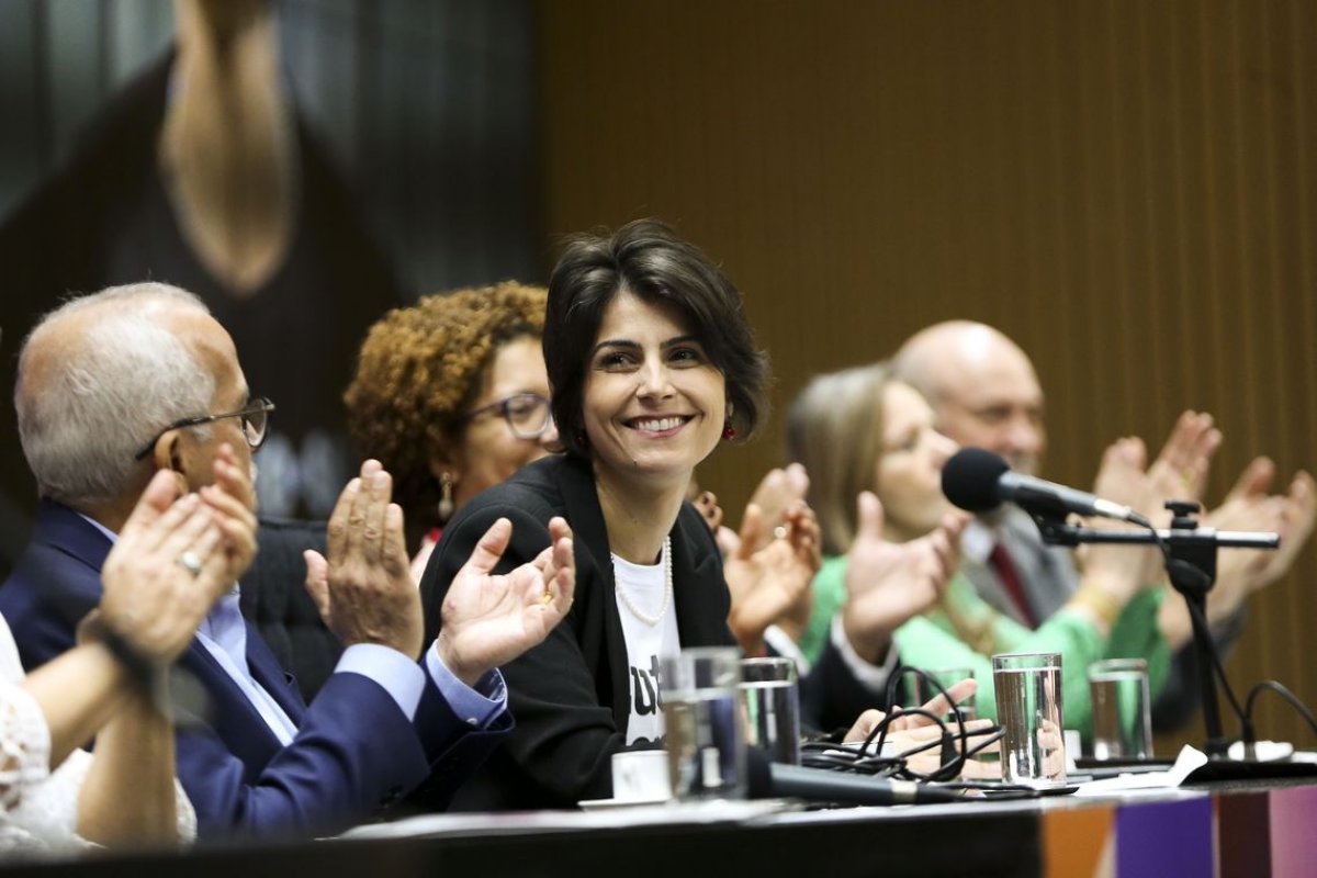 Defesa de Manuela D'Ávila apresenta diálogos entre ex-deputada e o hacker 'Vermelho'