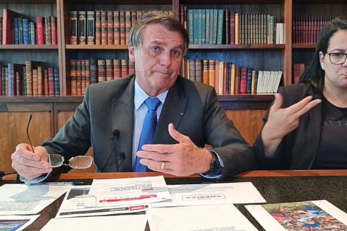 Bolsonaro critica atrelamento de preços de combustíveis com o dólar