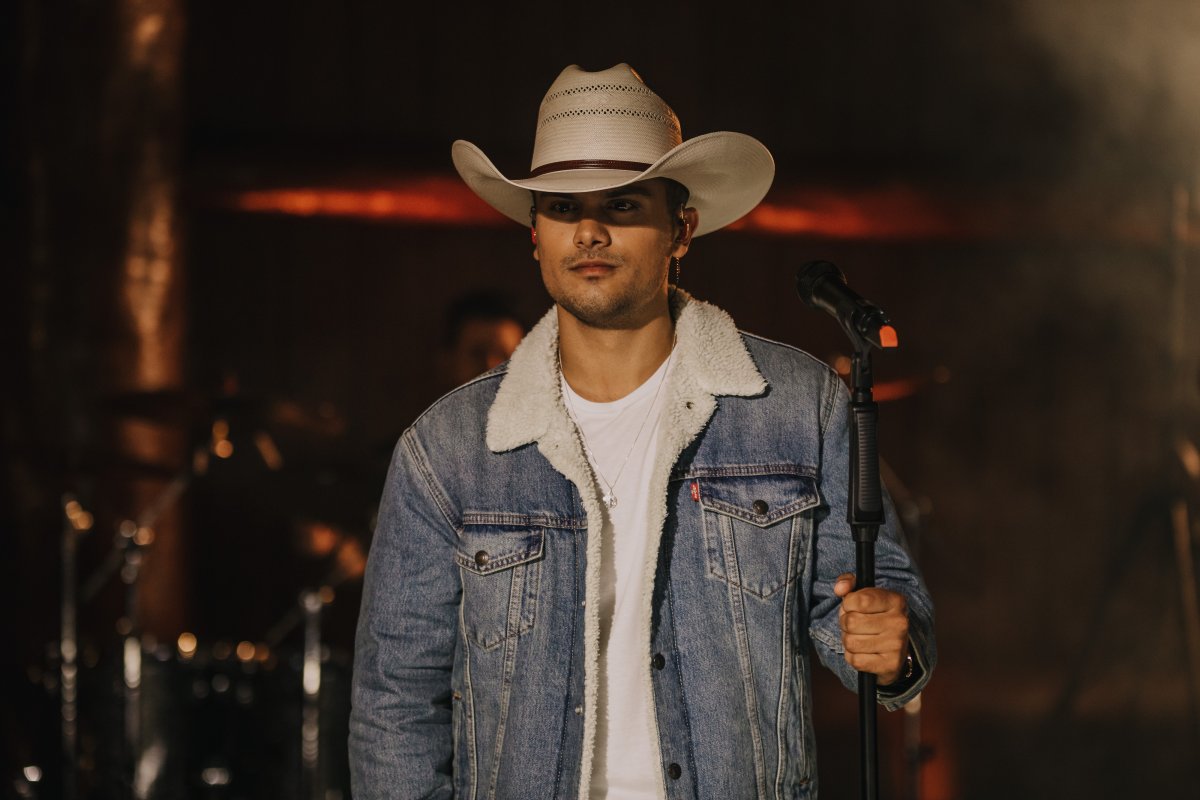 Filho do cantor Rionegro estreia no mercado da música com EP "Experimento"