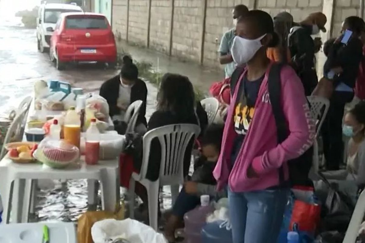 Moradores da zona rural de Feira de Santana fazem café da manhã em frente à empresa de ônibus