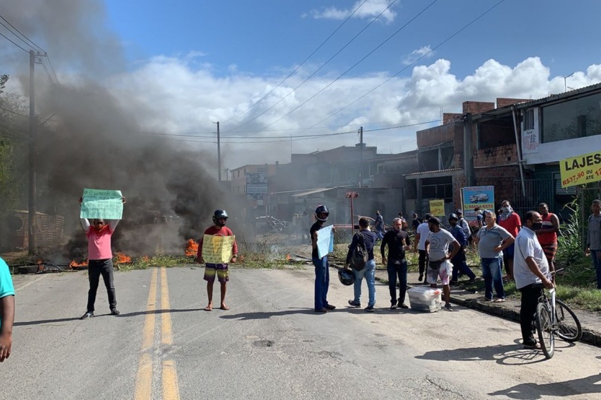 Motoristas protestam na Estrada do Derba contra o aumento do preço da gasolina