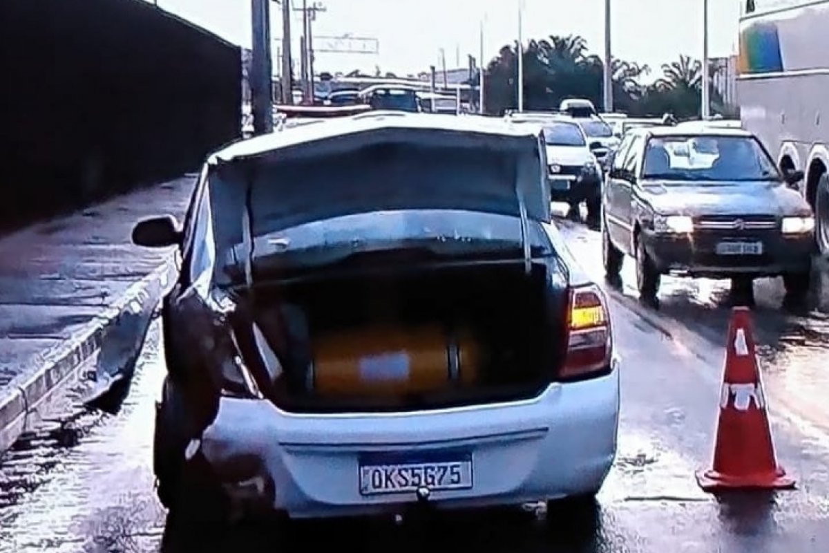 Acidente envolvendo dois carros na Paralela