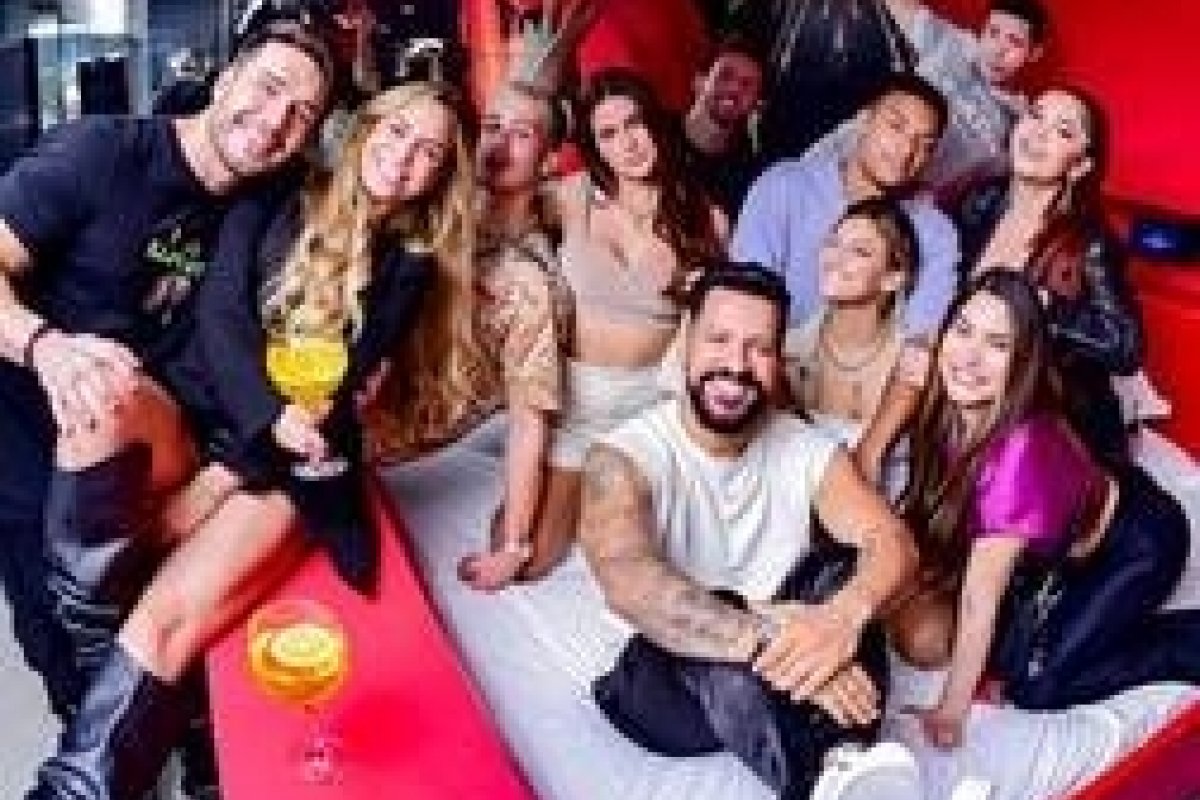 Dennis comemora lançamento da música “Modo Avião”, com festa em motel