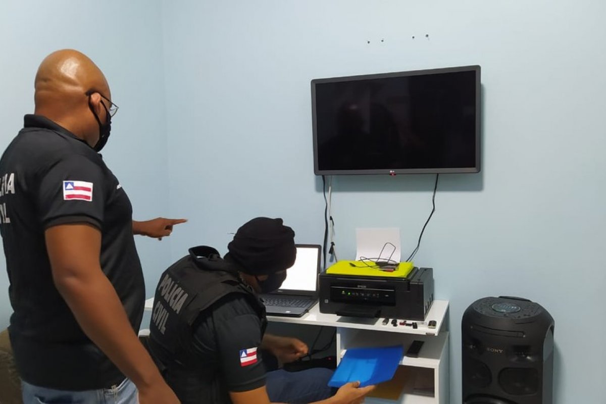 Homens são indiciados e presos por divulgar fotos íntimas de mulher por vingança na BA