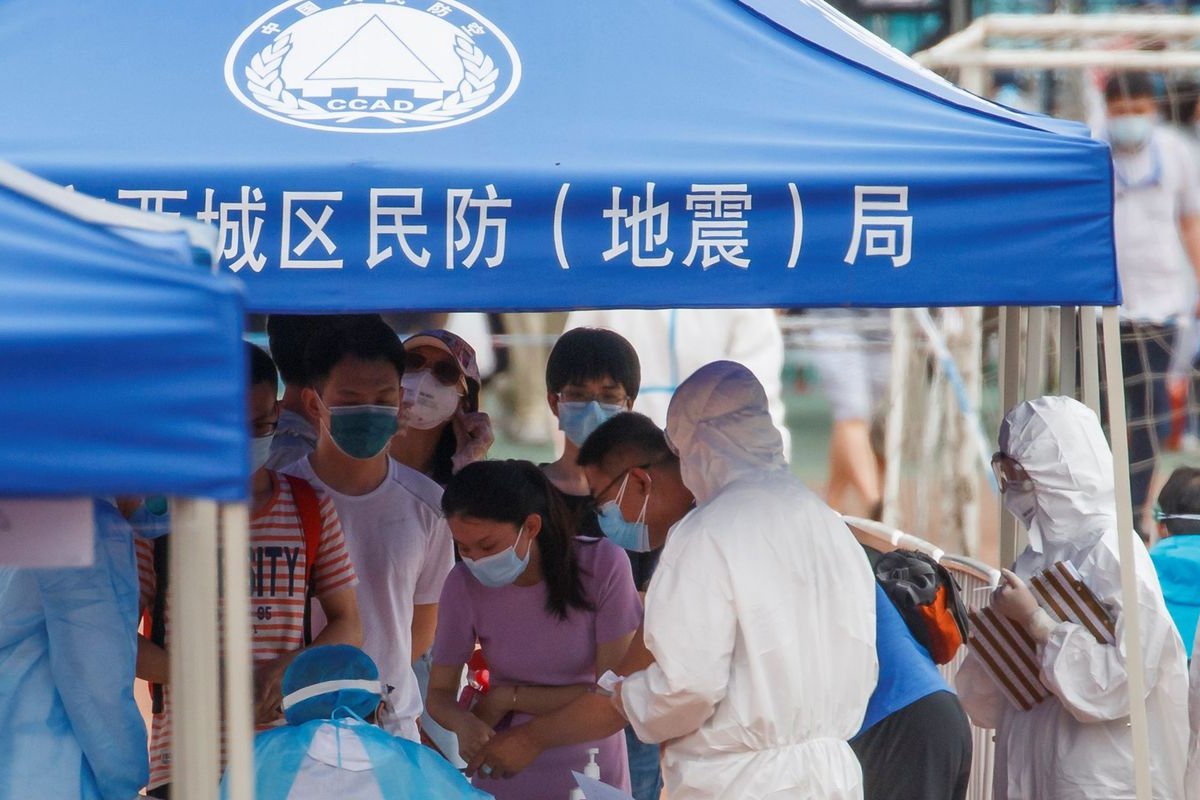 Com novos surtos de Covid-19 na China, autoridades adiam casamentos e cancelam centenas de voos