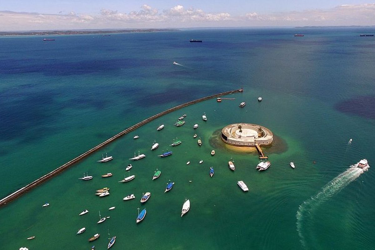 Projeto realiza limpeza no mar em celebração ao Dia da Baía de Todos-os-Santos