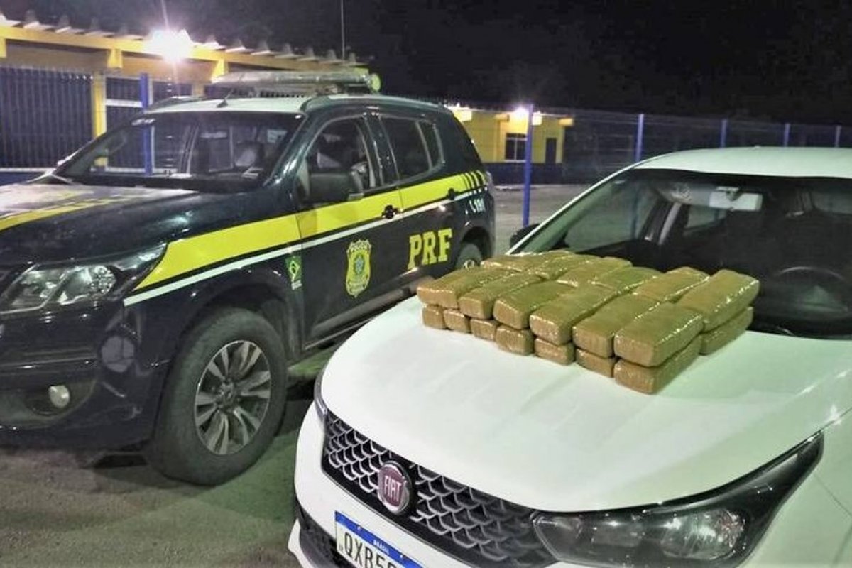 PRF prende homem com quase 29kg de maconha escondidos em porta-malas de carro na Bahia