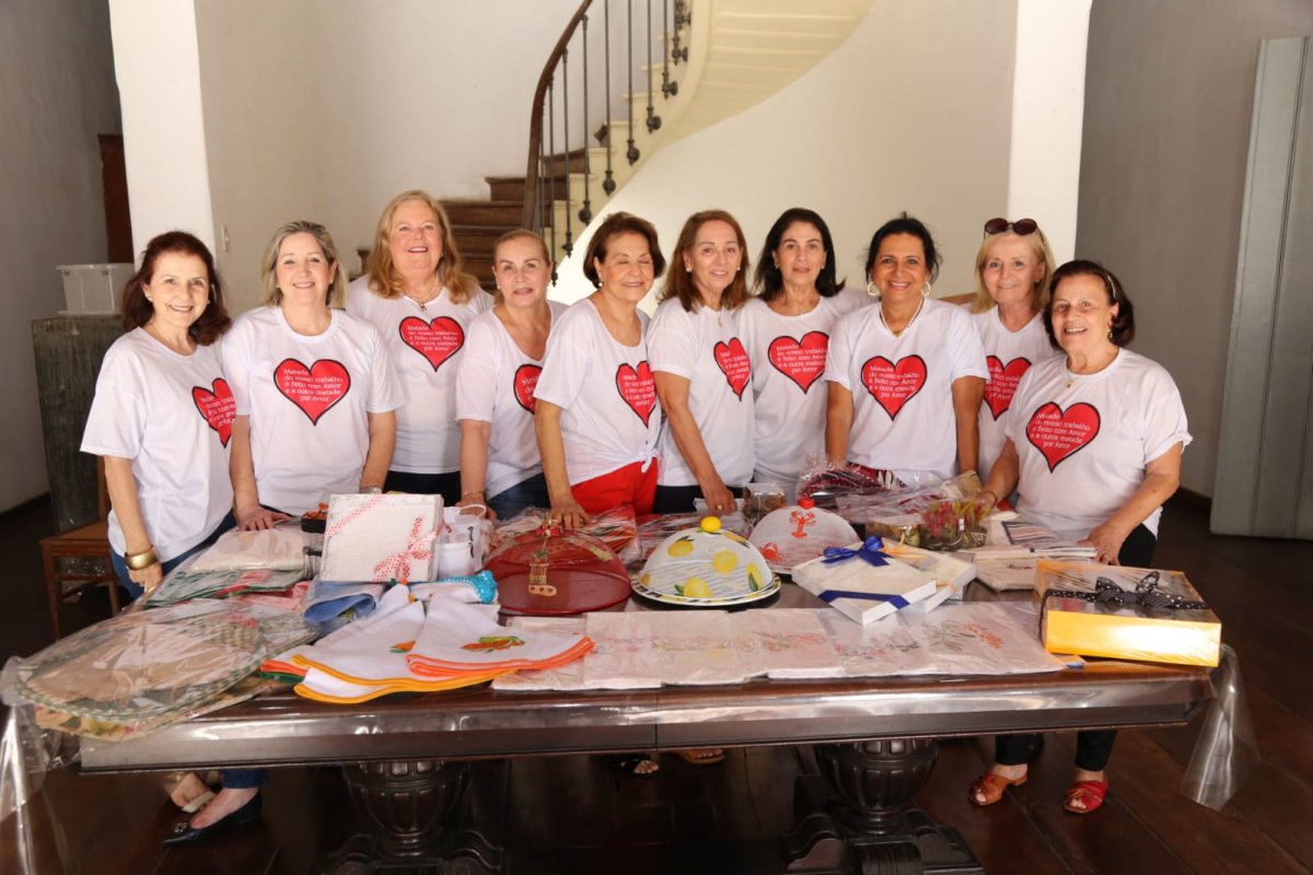 Voluntárias preparam a 10ª edição do bazar em prol de obras da Casa da Providência, em Salvador
