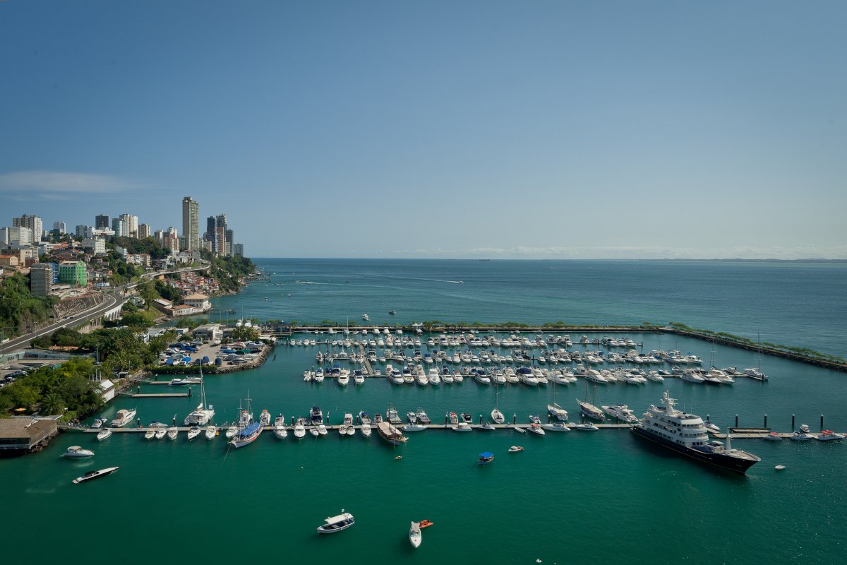 Bahia Marina homenageia Voz dos Oceanos com escultura de Bel Borba