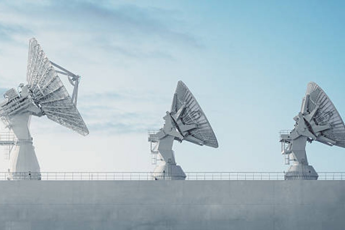 Ondas de rádio incomuns vindas do centro da Via Láctea eram alarme falso, aponta pesquisa