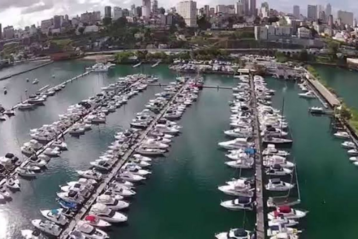 Bahia Marina homenageia Voz dos Oceanos com escultura de Bel Borba
