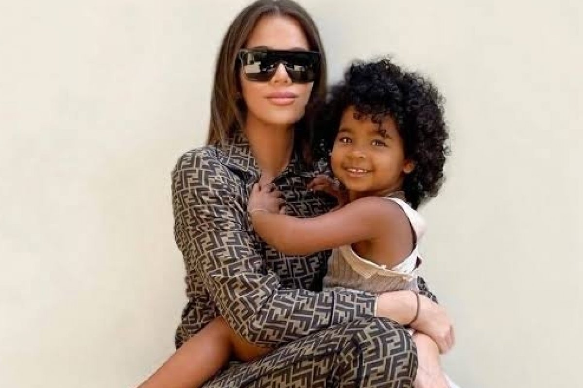 Khloé Kardashian e a filha testam positivo para Covid-19