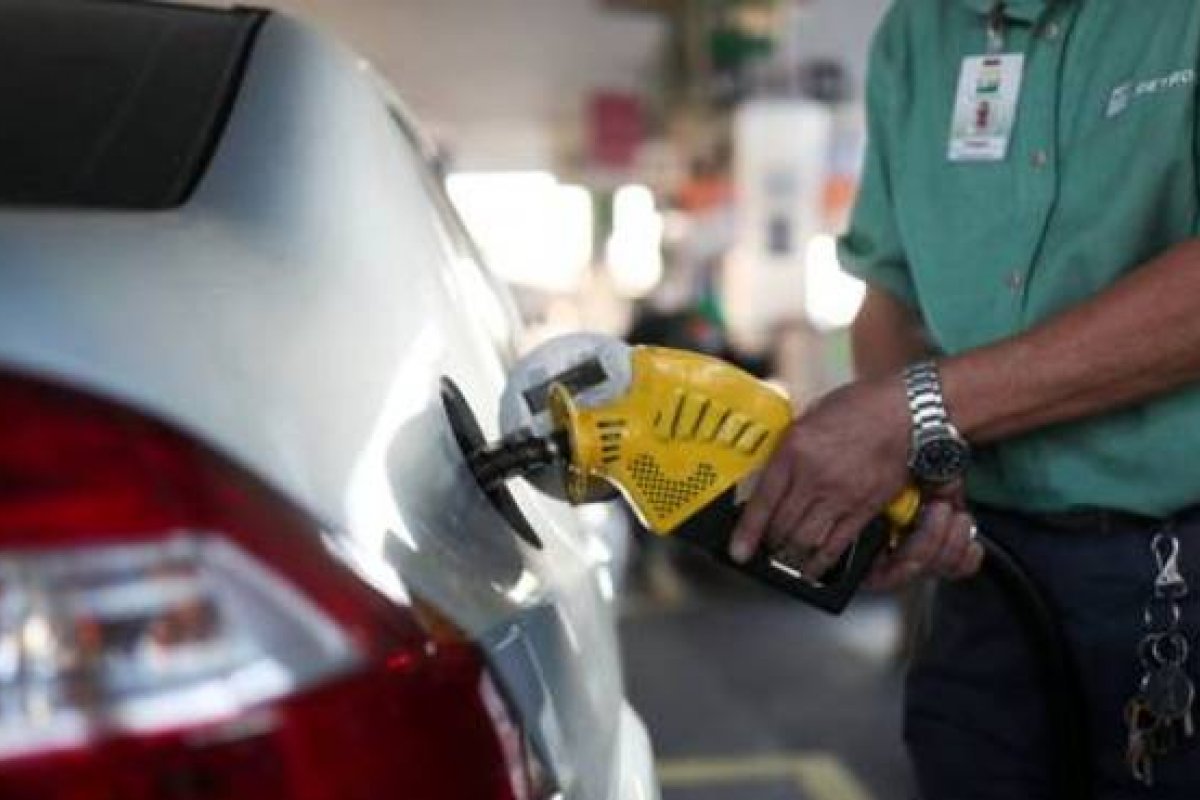 Preço da gasolina nos postos sobe pela 4ª vez consecutiva na semana e chega a R$ 7,88 no Sul, diz ANP