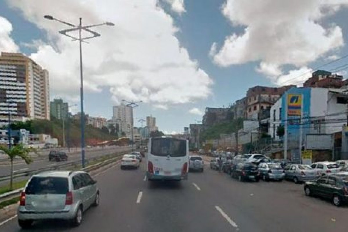 Em Salvador, batida entre motocicleta e carro deixa um ferido