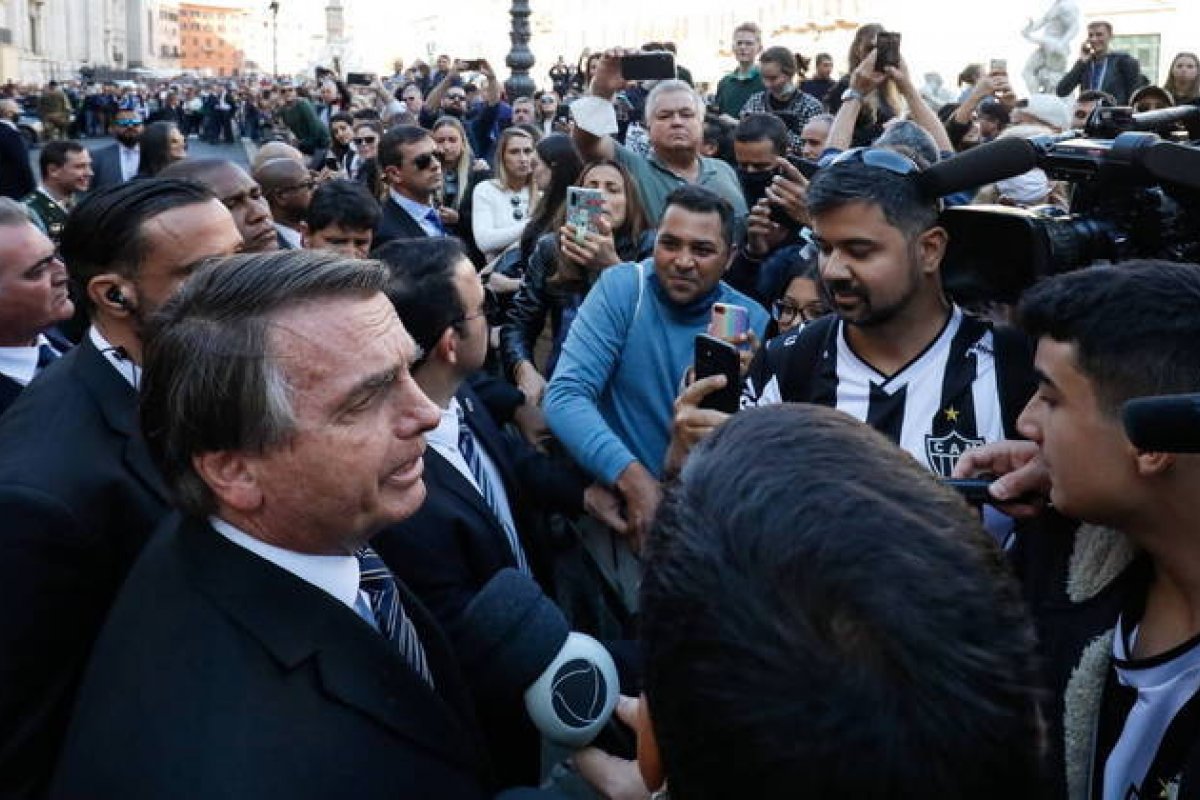 Bolsonaro passeia por Roma e é chamado de "mito" e "genocida"