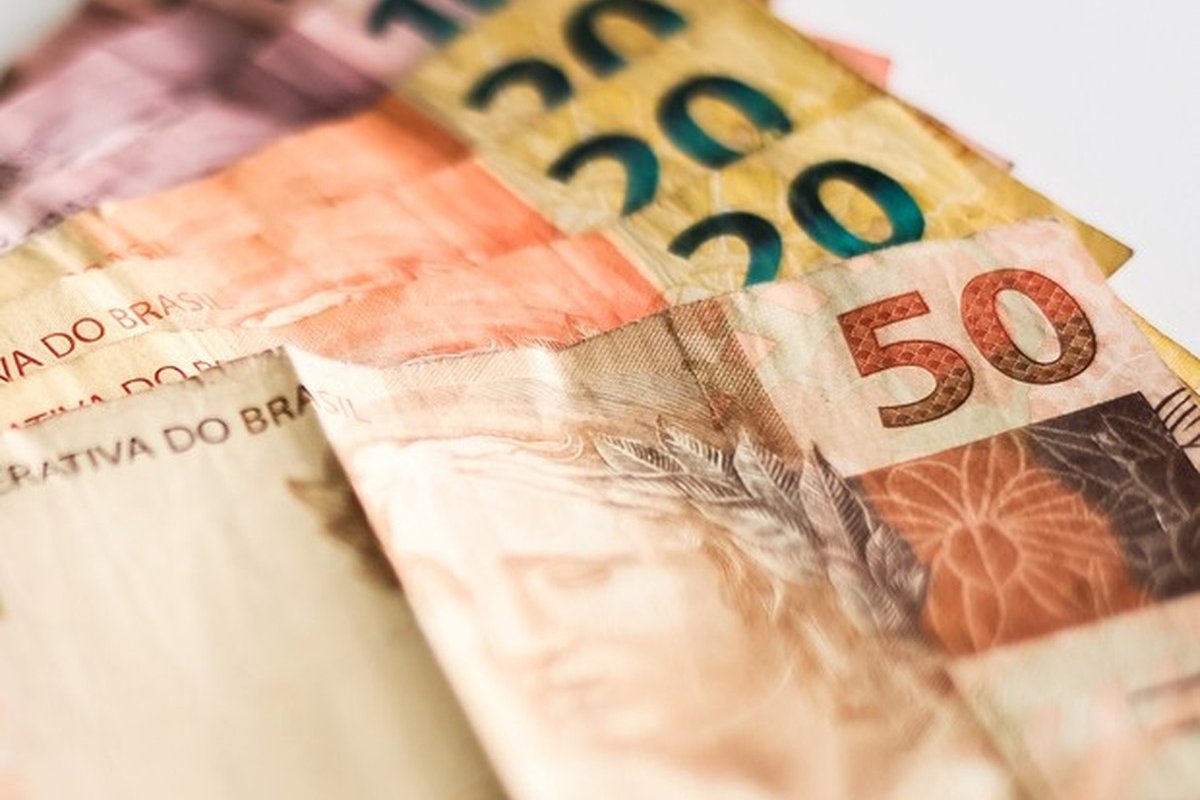 Governo analisa estimativa de inflação, e salário mínimo pode subir para R$ 1.200 em 2022