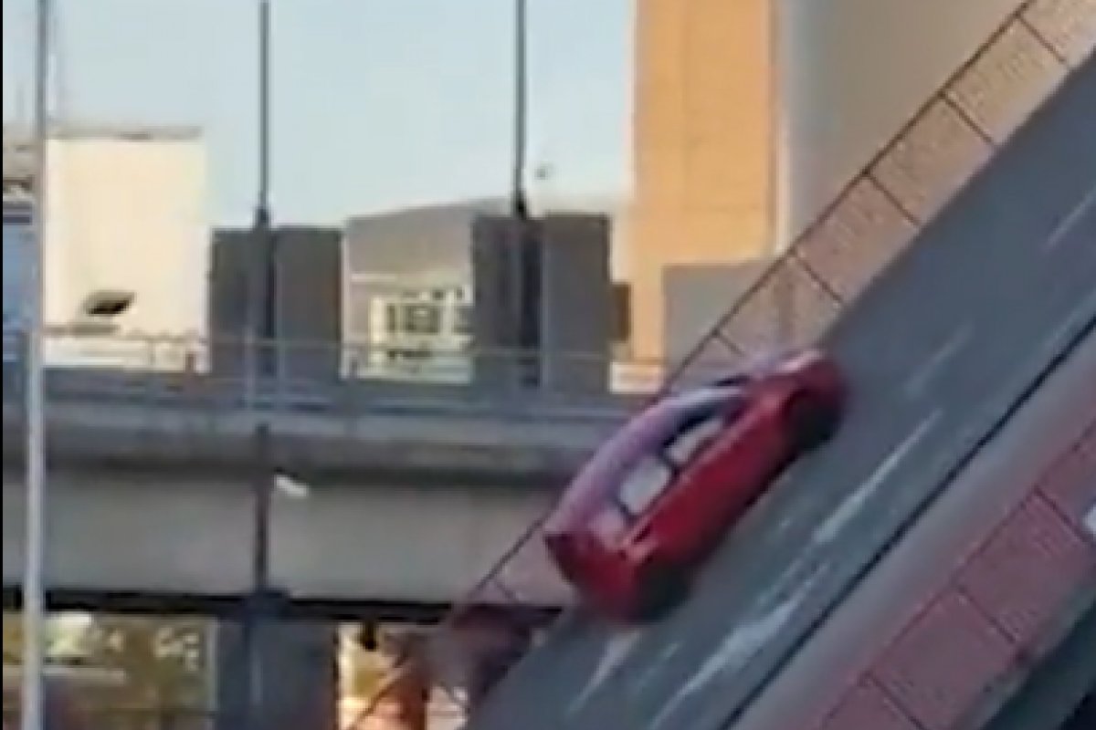 Vídeo: Ponte levadiça se abre enquanto carro anda por cima na Bélgica
