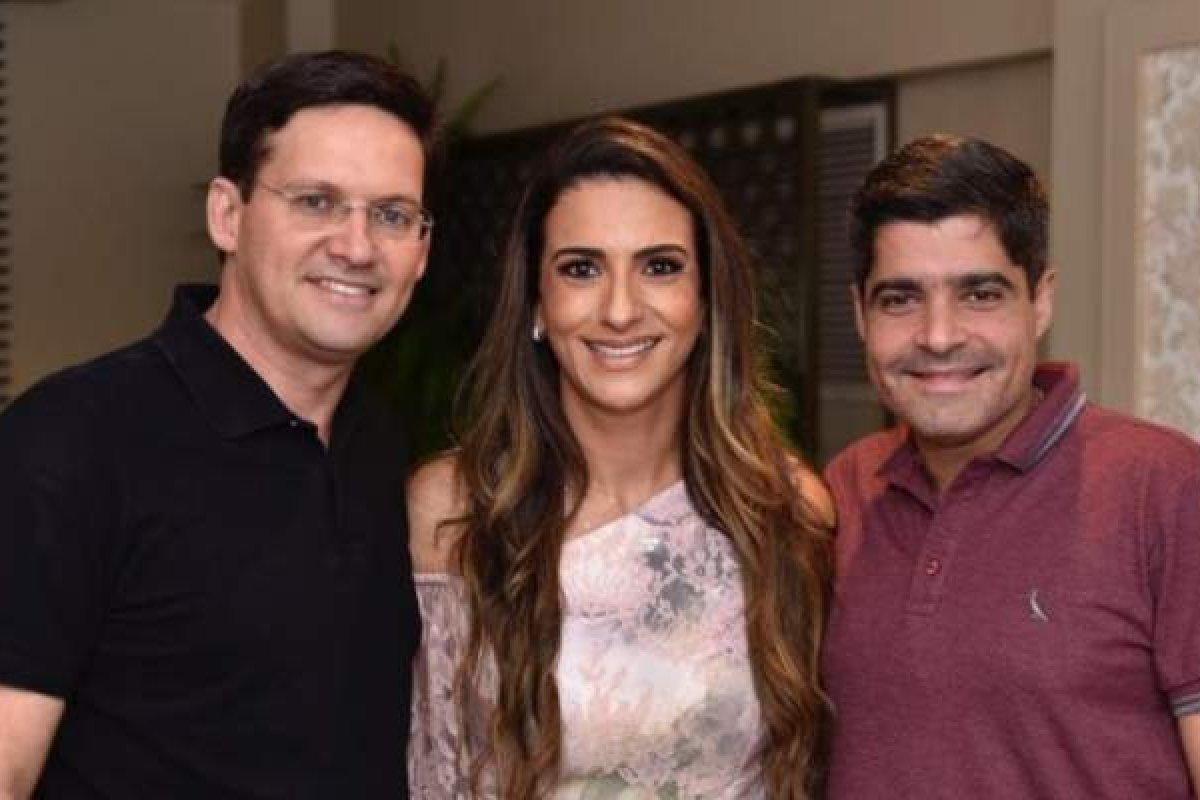 Mulher de João Roma se refere a ACM Neto como 'coronelzinho e velho travestido de novo'