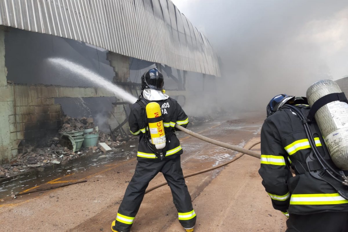 Incêndio atinge fábrica de pneus em São Sebastião do Passé