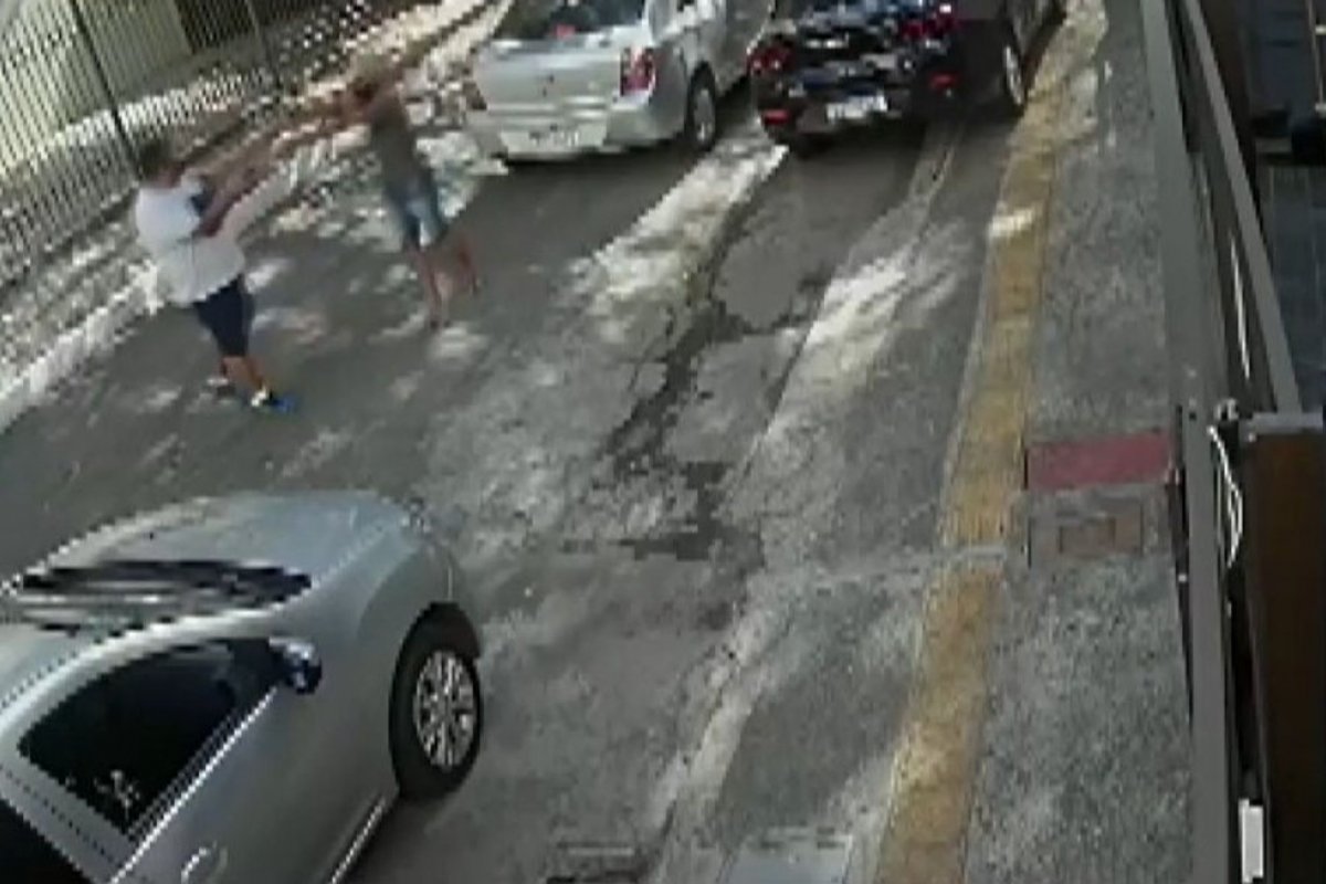 Homem provoca acidente para assaltar motorista por app em Salvador
