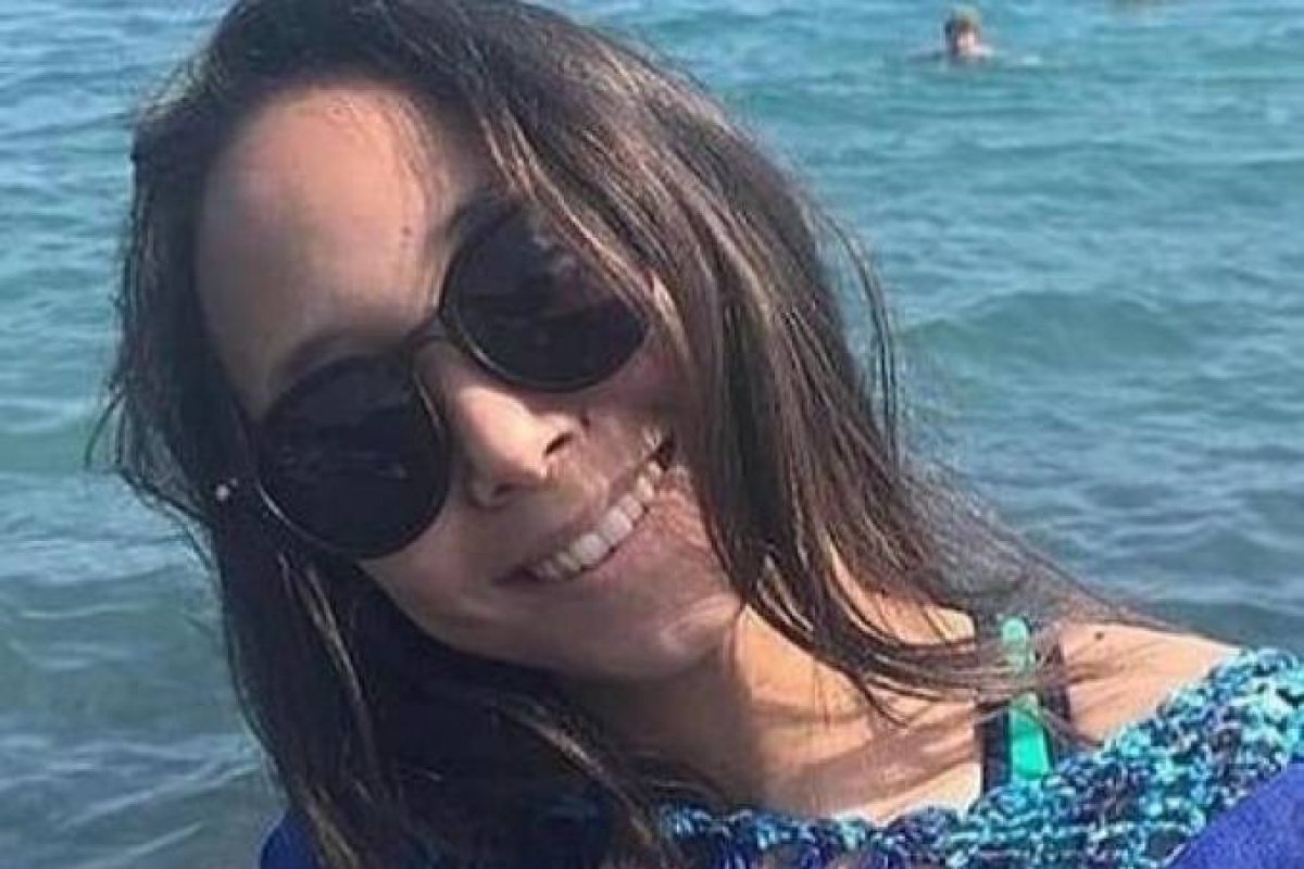 Morre garota de 14 anos após celular conectado a tomada explodir enquanto dormia