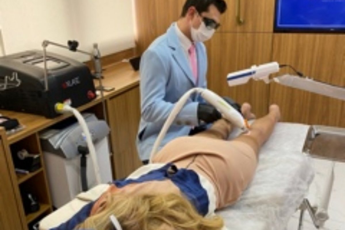 Ex-BBB Sarah Andrade recomenda tratamento moderno e indolor contra varizes