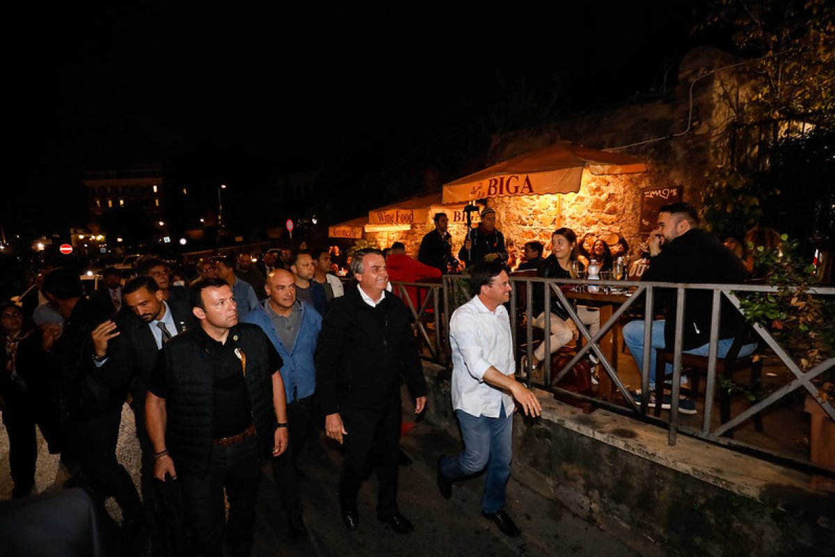 Na Itália, polícia dispersa manifestantes contrários à presença de Bolsonaro