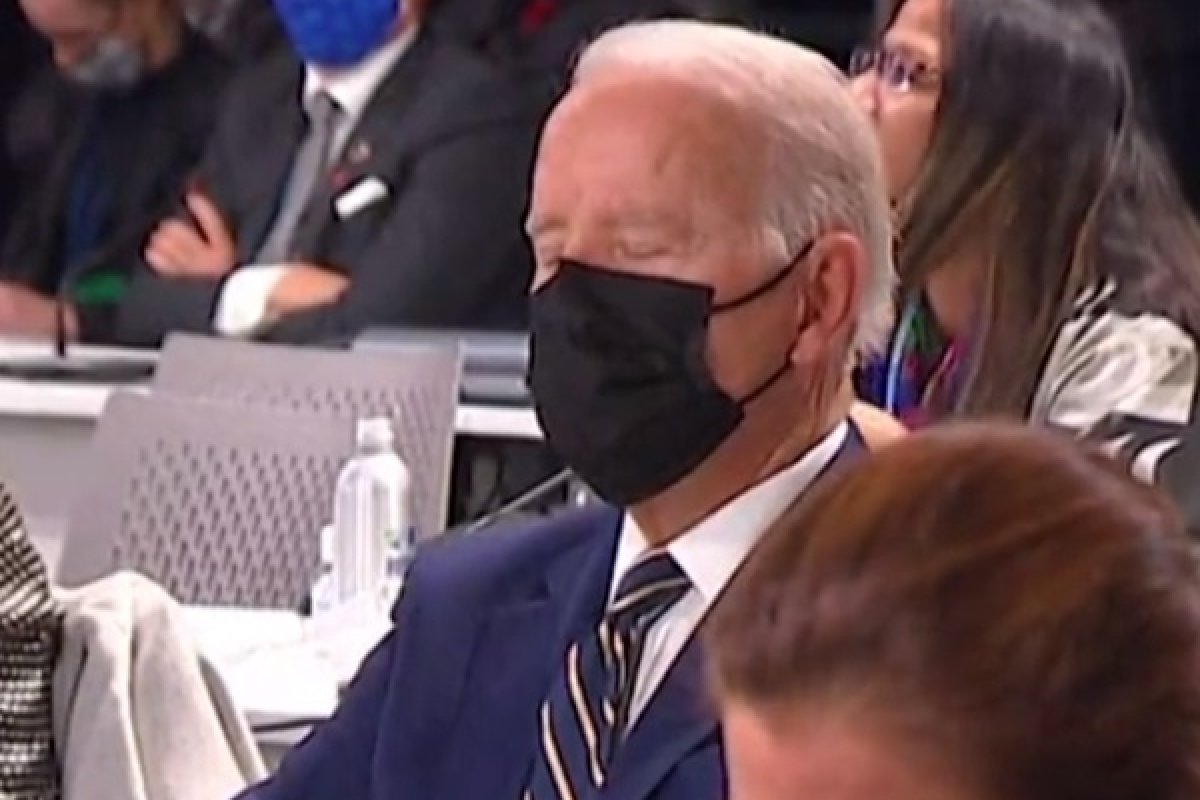 Vídeo mostra momento em que Biden 'descansa os olhos' na COP26