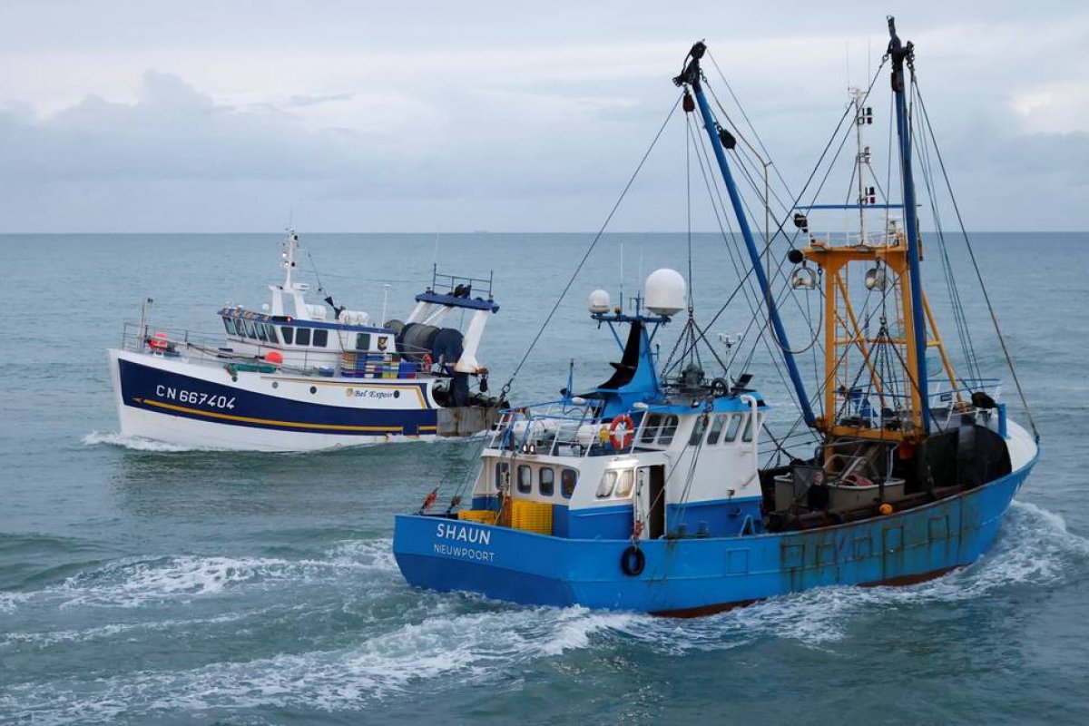 Reino Unido dá 48 horas para França recuar em operação de navios pesqueiros no Canal da Mancha
