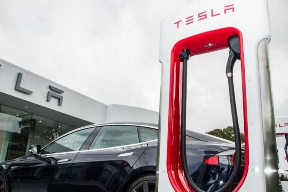 Tesla abre estações de recarga para carros de outras marcas