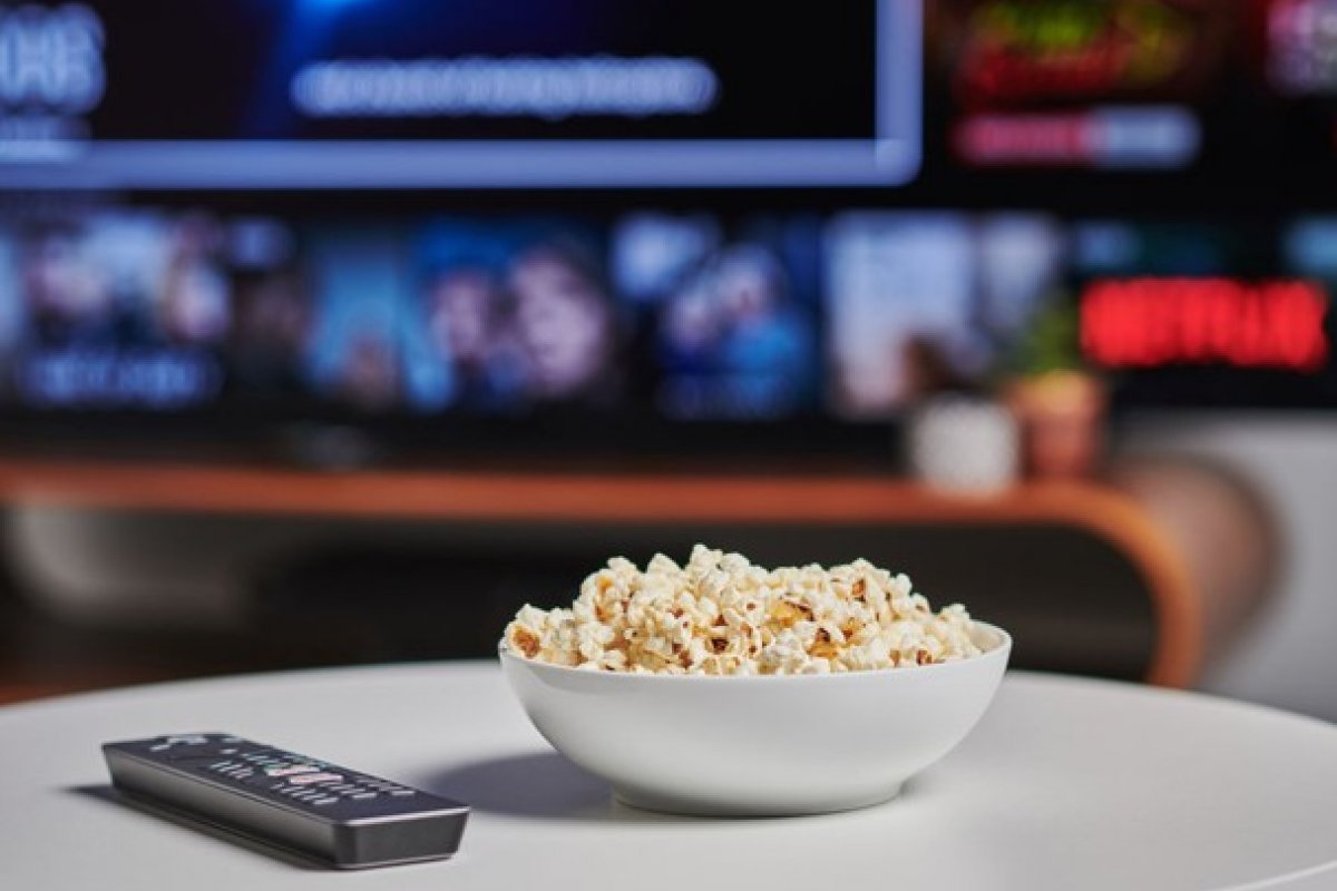 Feriado com chuva? Veja dicas de séries e filmes para maratonar em casa