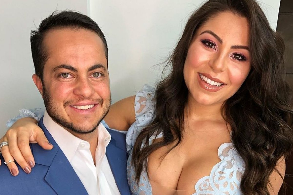 Thammy Miranda e a esposa Andressa Ferreira se batizam em igreja evangélica