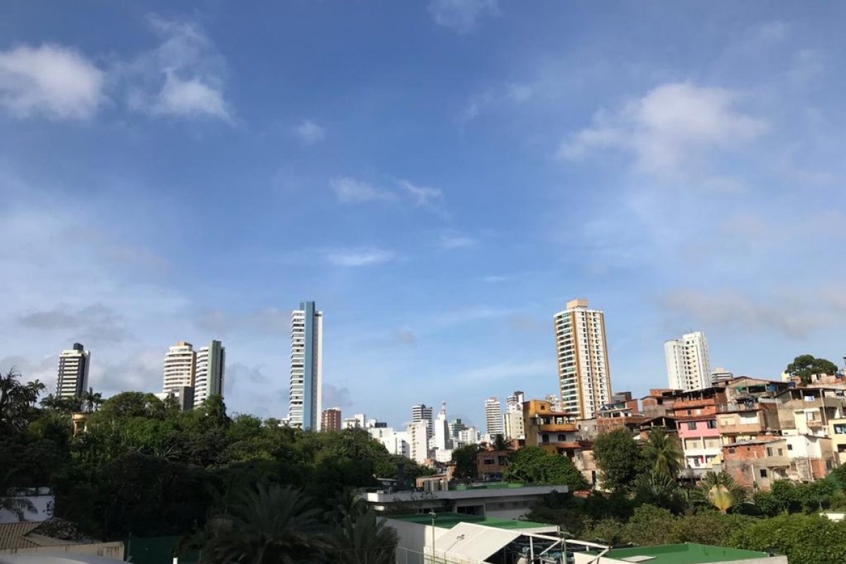 Salvador tem céu encoberto e possibilidade de chuva no feriado de Finados, diz Inmet