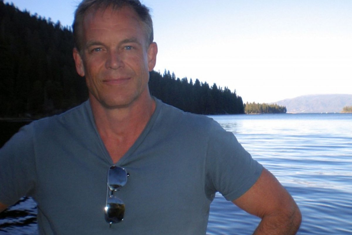 Diretor assistente que entregou arma carregada a Alec Baldwin quebra o silêncio