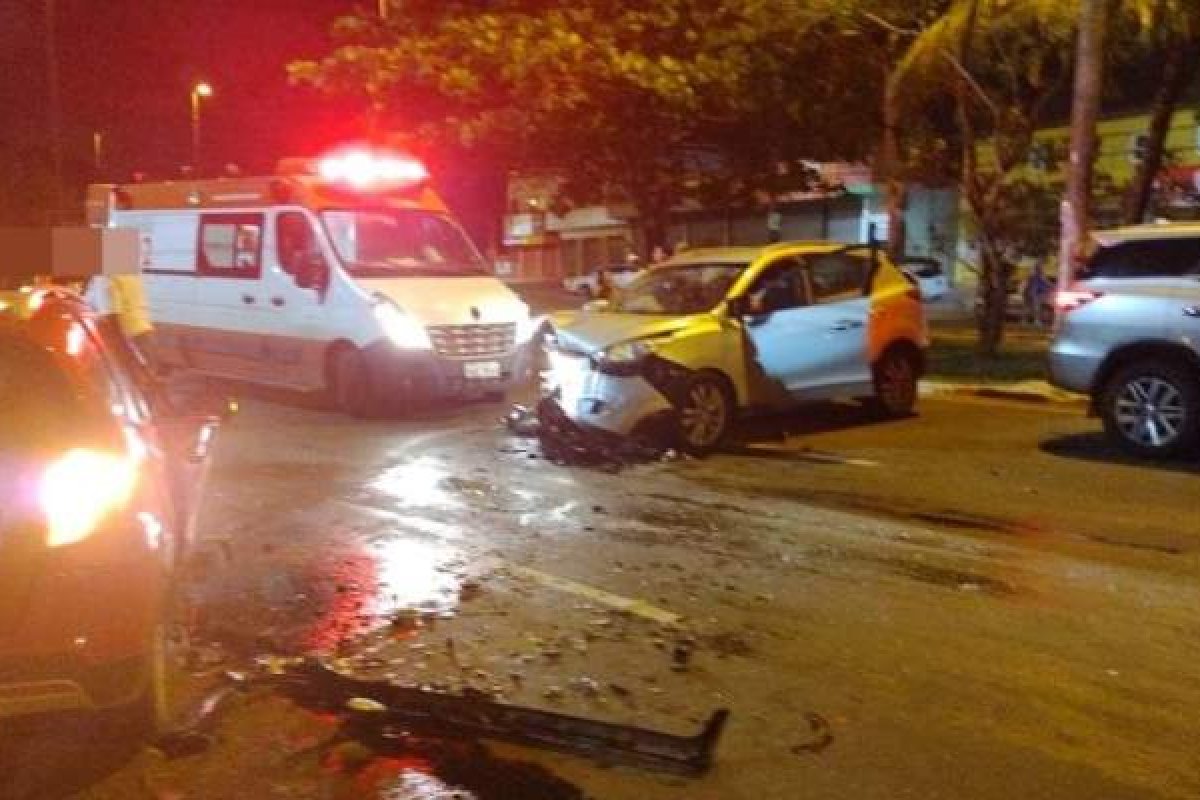 Acidente em Lauro de Freitas deixa cinco feridos durante colisão frontal