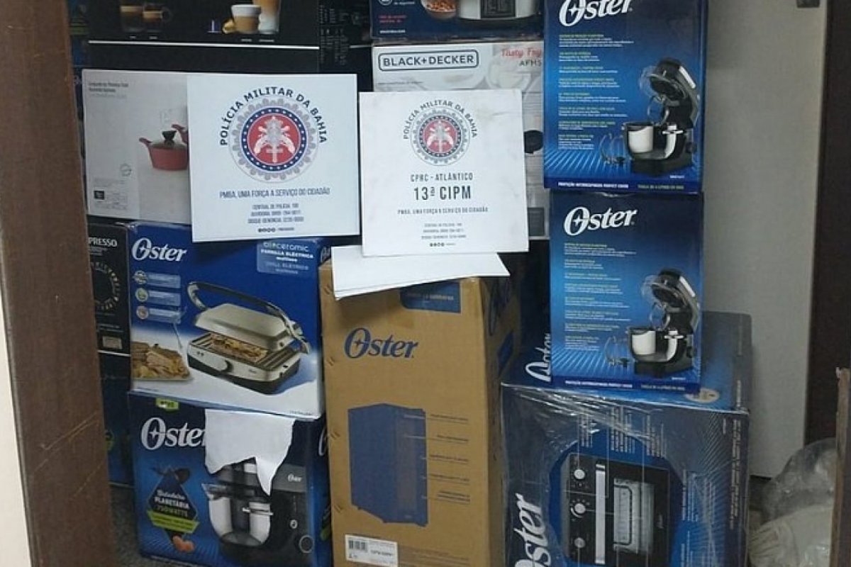 Polícia prende dois suspeitos com documentos falsos, 31 cartões clonados e objetos importados na Pituba