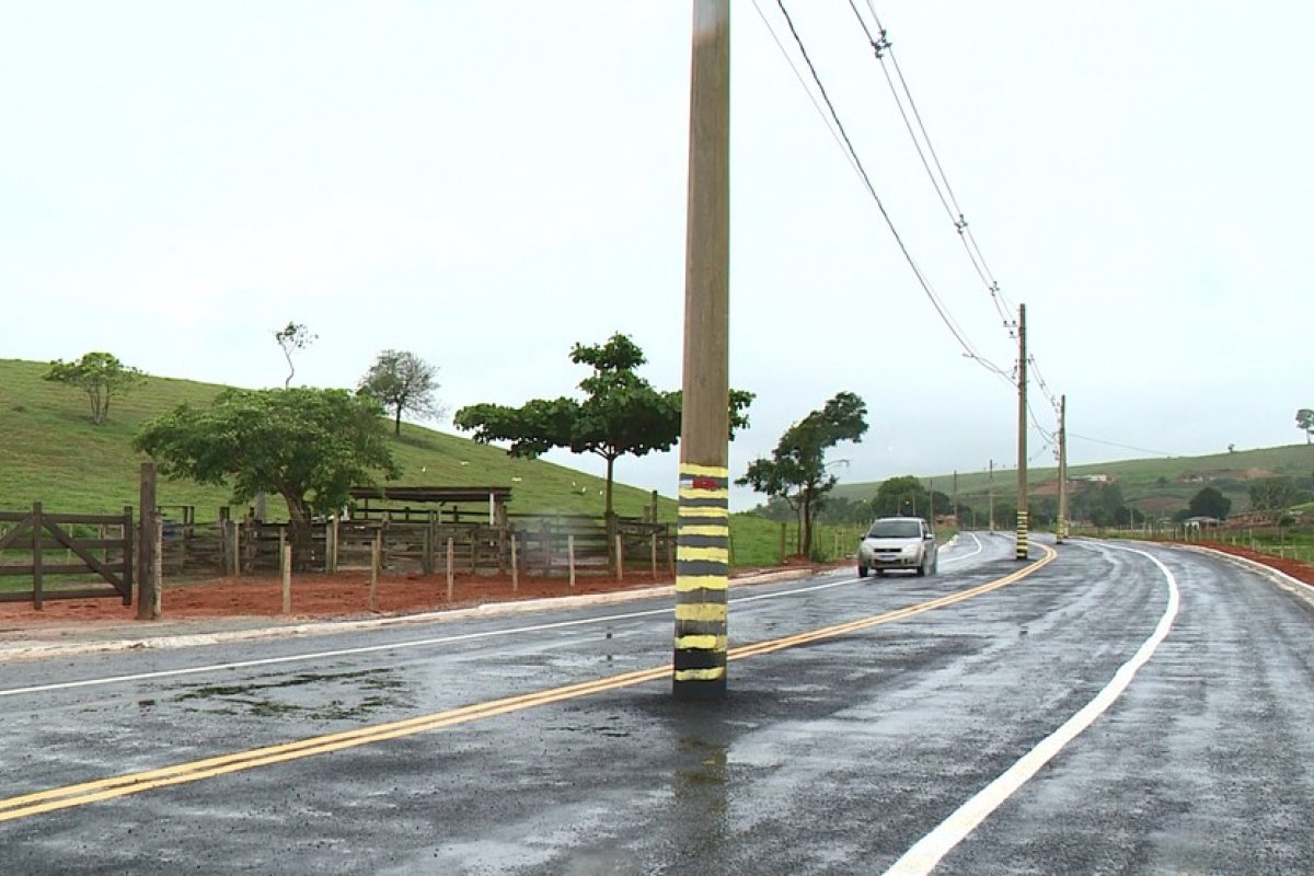 Vídeo: Estrada no Espírito Santo é construída com postes no meio da pista