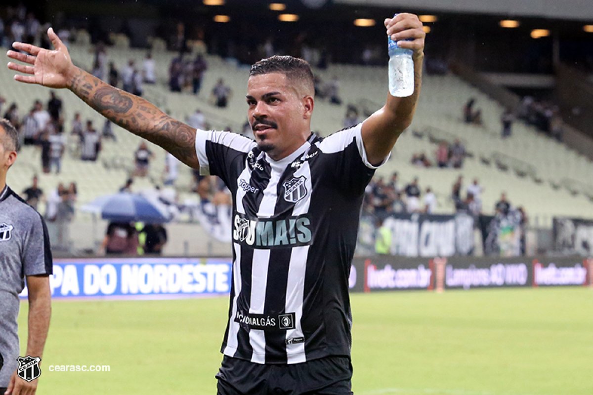 Lateral Carleto é o novo reforço do Vitória para temporada