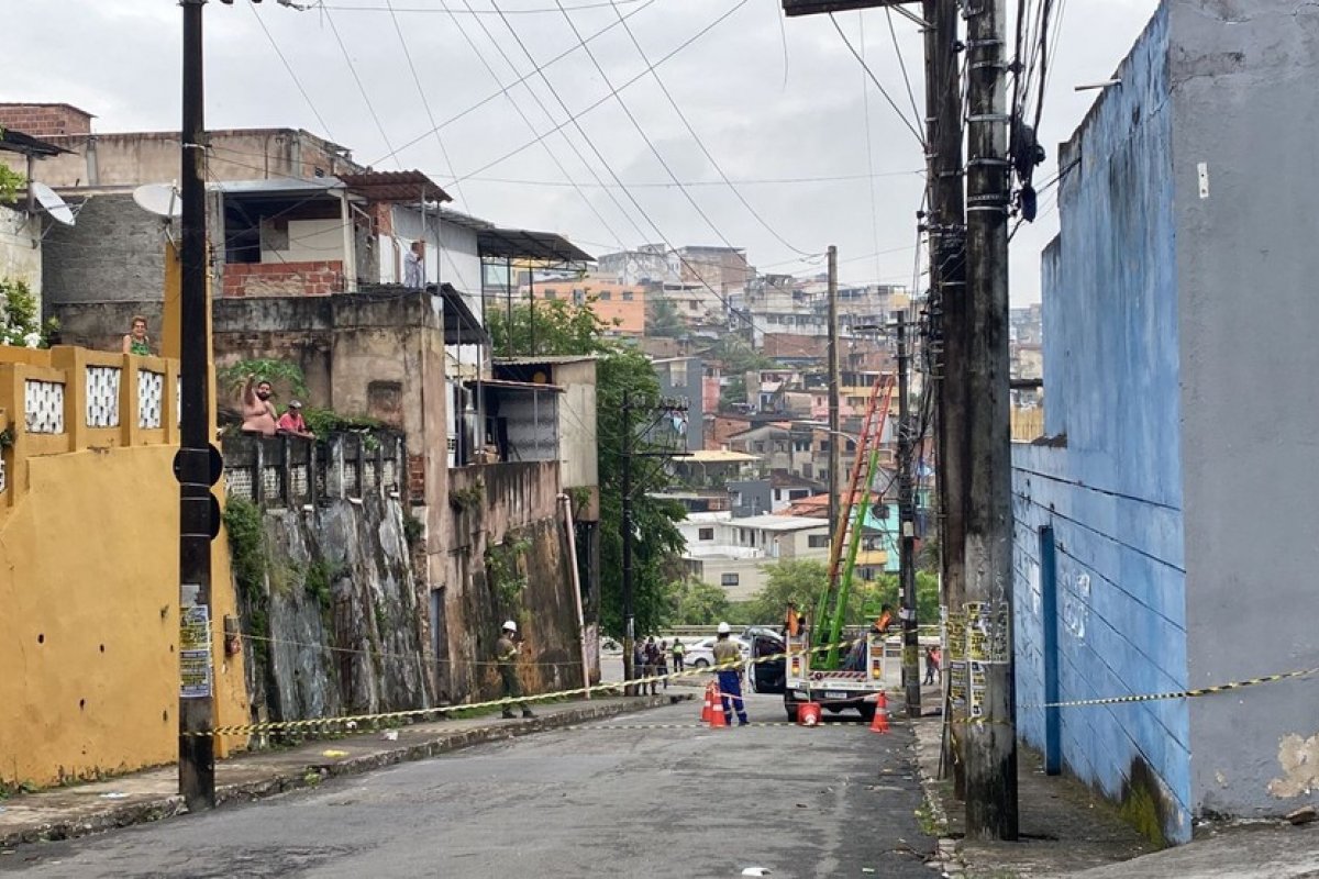 Homem sofre descarga elétrica após rompimento de fios no bairro da Caixa D´Água, em Salvador