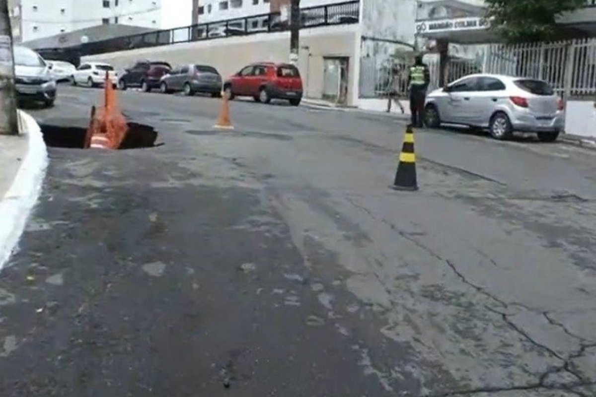 Chuva abre crateras em rua no Stiep nesta quarta (3)