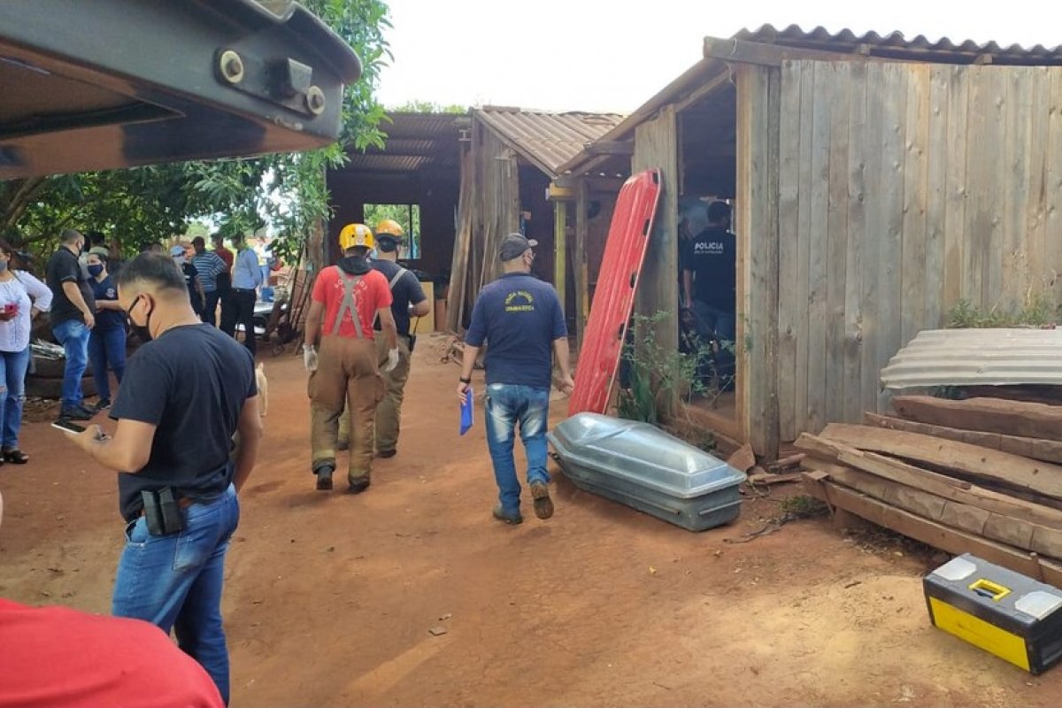 Homem mata esposa e filha e convive com corpos por mais de 4 meses
