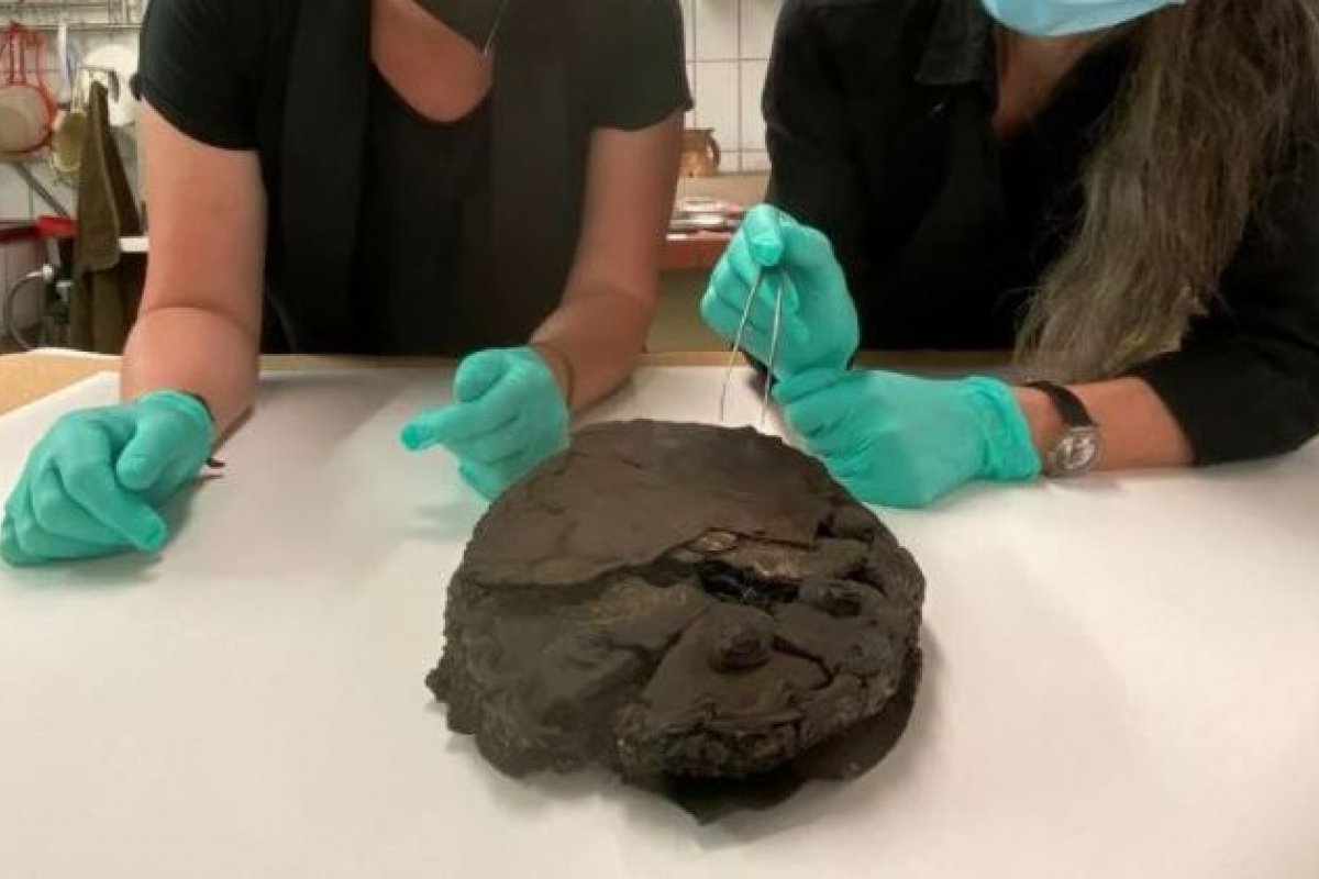 Bolo de nozes de 79 anos é encontrado em ruínas de uma casa em Lubeck, na Alemanha 